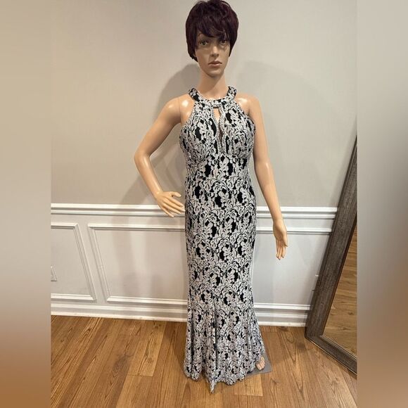 Rightway lace gowned - Picture 4 of 6